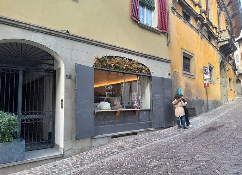 «Non voglio spegnere quest’ultima luce di via Pignolo»: il Caffè Papavero prova a “salvare” il quartiere