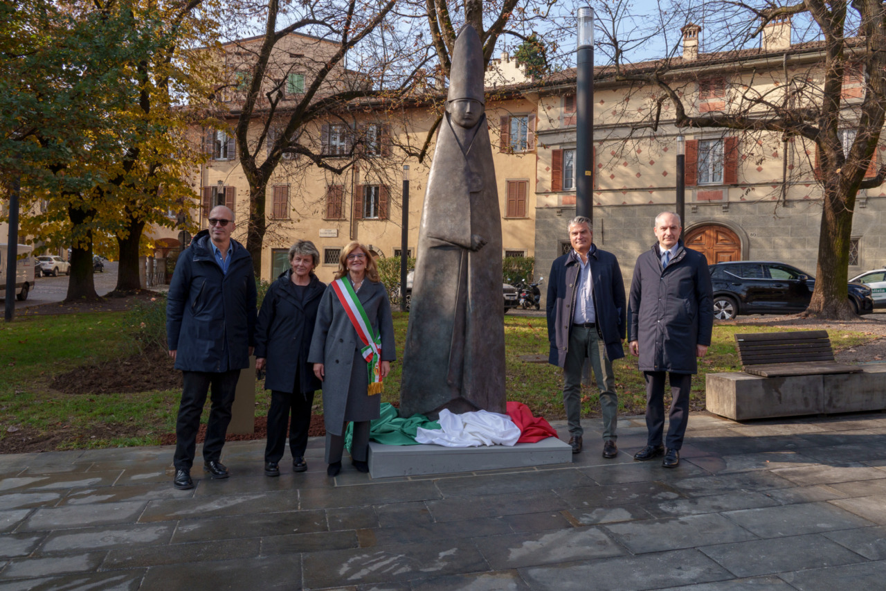Il Grande Cardinale di Giacomo Manzù installato in piazzetta Carrara