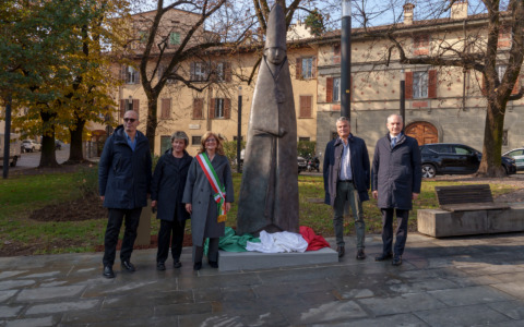 Il Grande Cardinale di Giacomo Manzù installato in piazzetta Carrara