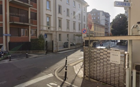 Si infligge ferite con un coccio di bottiglia in via Novelli a Bergamo: fermato (di nuovo) un 21enne