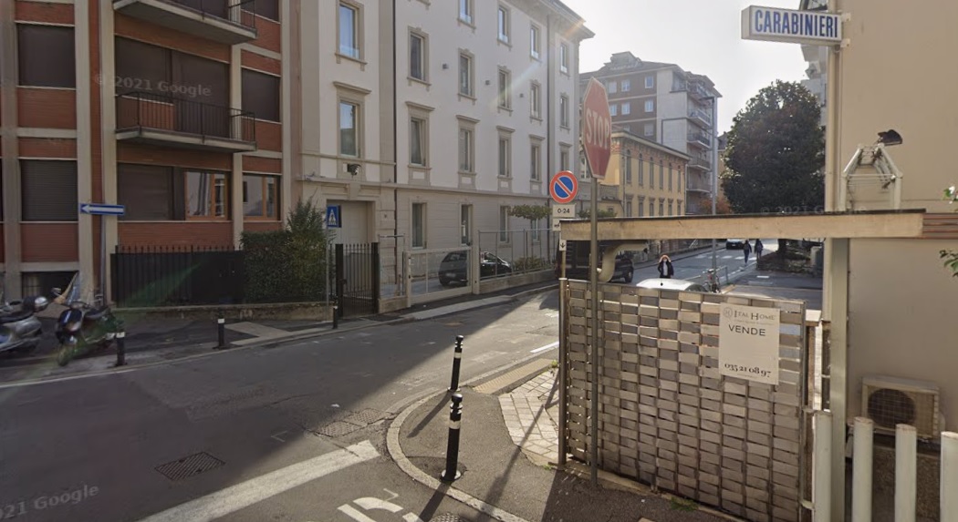 Si infligge ferite con un coccio di bottiglia in via Novelli a Bergamo: fermato (di nuovo) un 21enne