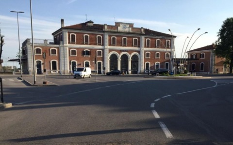 Scappa dopo una tentata rapina e tira il monopattino contro un agente della polfer: arrestato a Treviglio