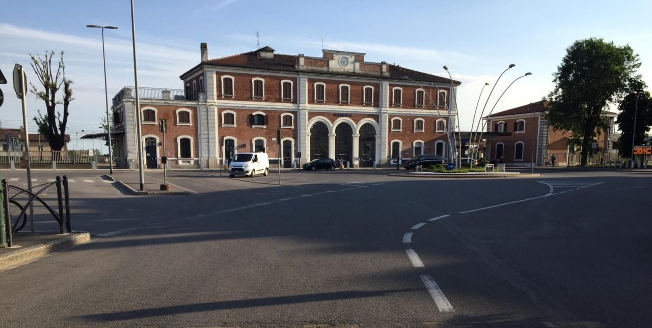 Scappa dopo una tentata rapina e tira il monopattino contro un agente della polfer: arrestato a Treviglio