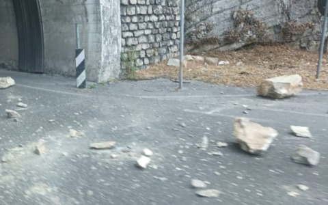 Venti residenti vivono sfollati da due mesi a Sedrina. «Silenzio dall’Amministrazione e non sappiamo quando torneremo a casa»