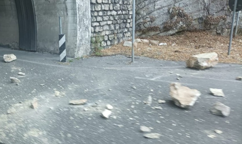 Venti residenti vivono sfollati da due mesi a Sedrina. «Silenzio dall’Amministrazione e non sappiamo quando torneremo a casa»