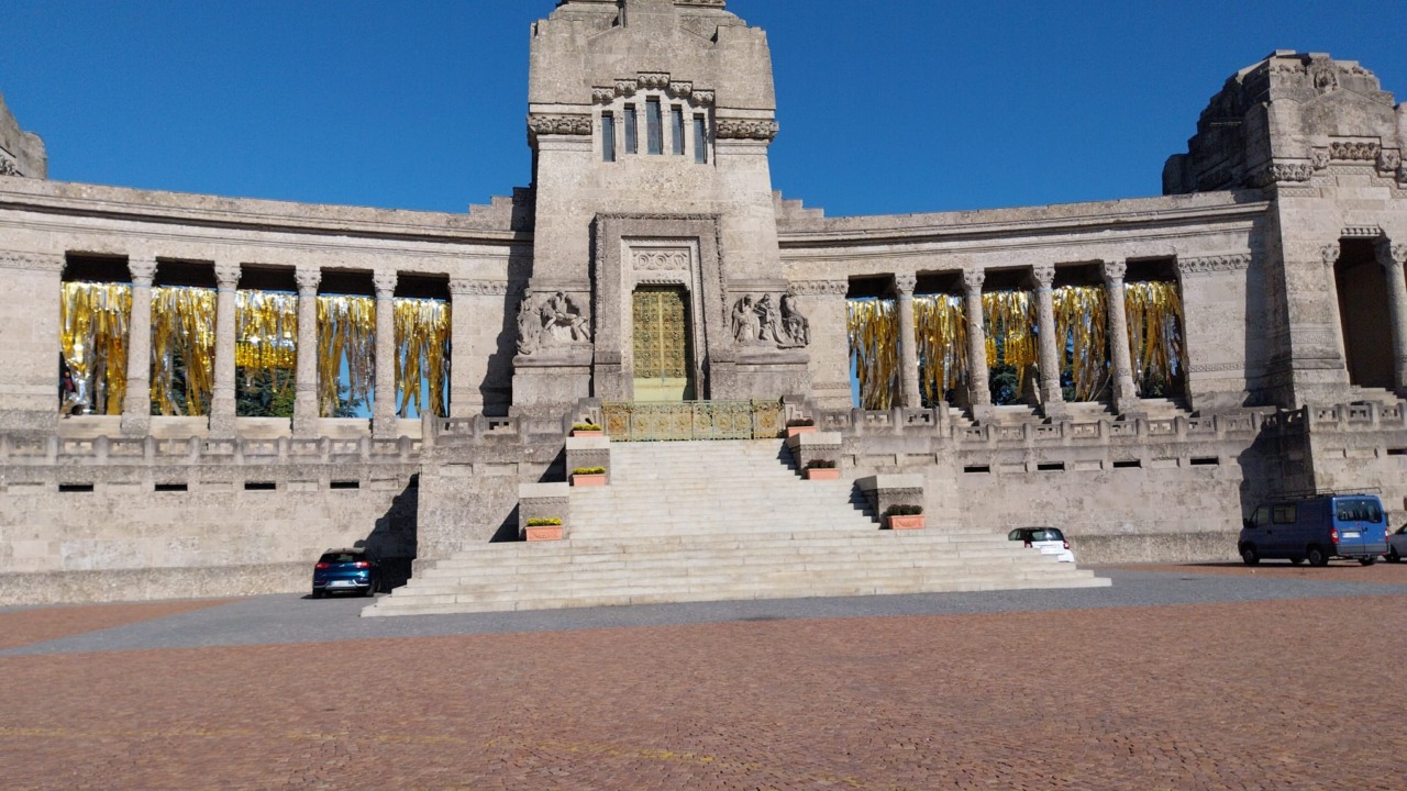 Tre giorni nei luoghi della memoria: arte, architettura e storie nascoste tra il cimitero monumentale e la città