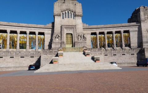 Tre giorni nei luoghi della memoria: arte, architettura e storie nascoste tra il cimitero monumentale e la città