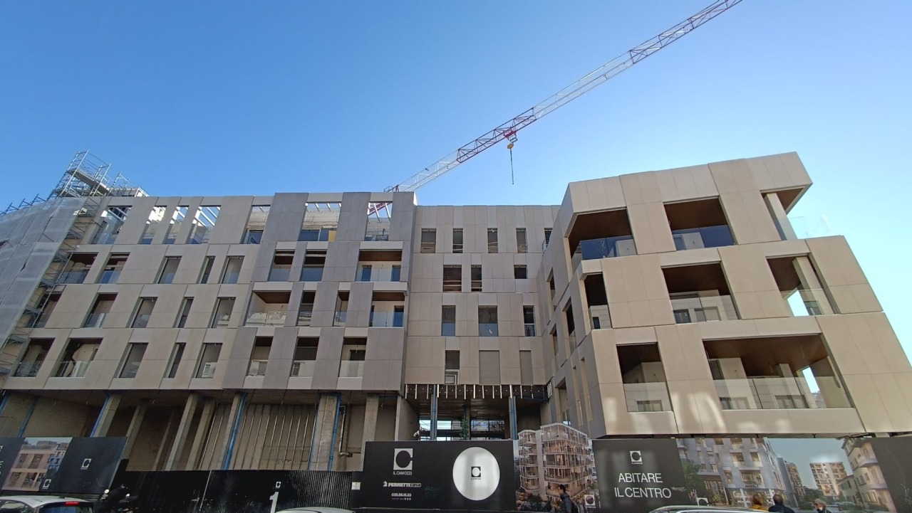 Le nuove facciate con loggiati fanno capolino dalle impalcature: si svela il nuovo volto dell’ex Italcementi