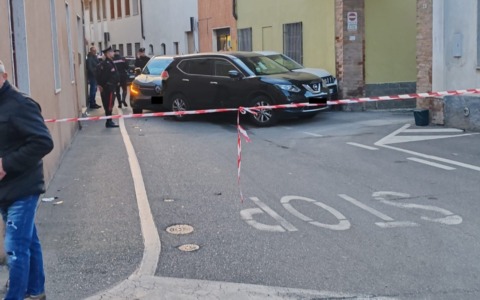 Colpito da un malore mentre è al volante: fa zig zag e poi si schianta contro due auto. 53enne in codice rosso