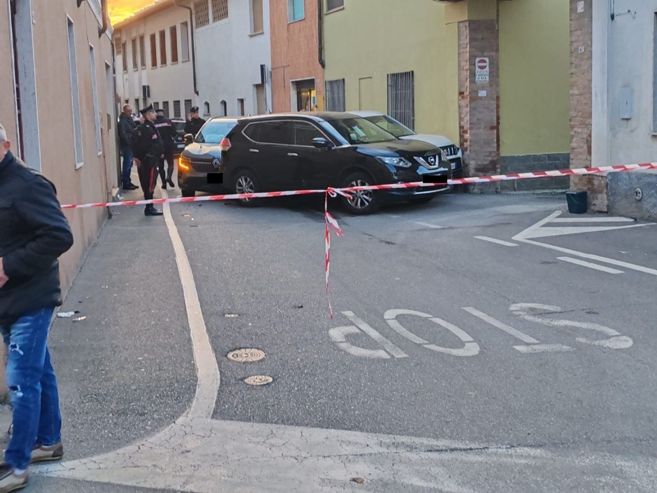 Colpito da un malore mentre è al volante: fa zig zag e poi si schianta contro due auto. 53enne in codice rosso