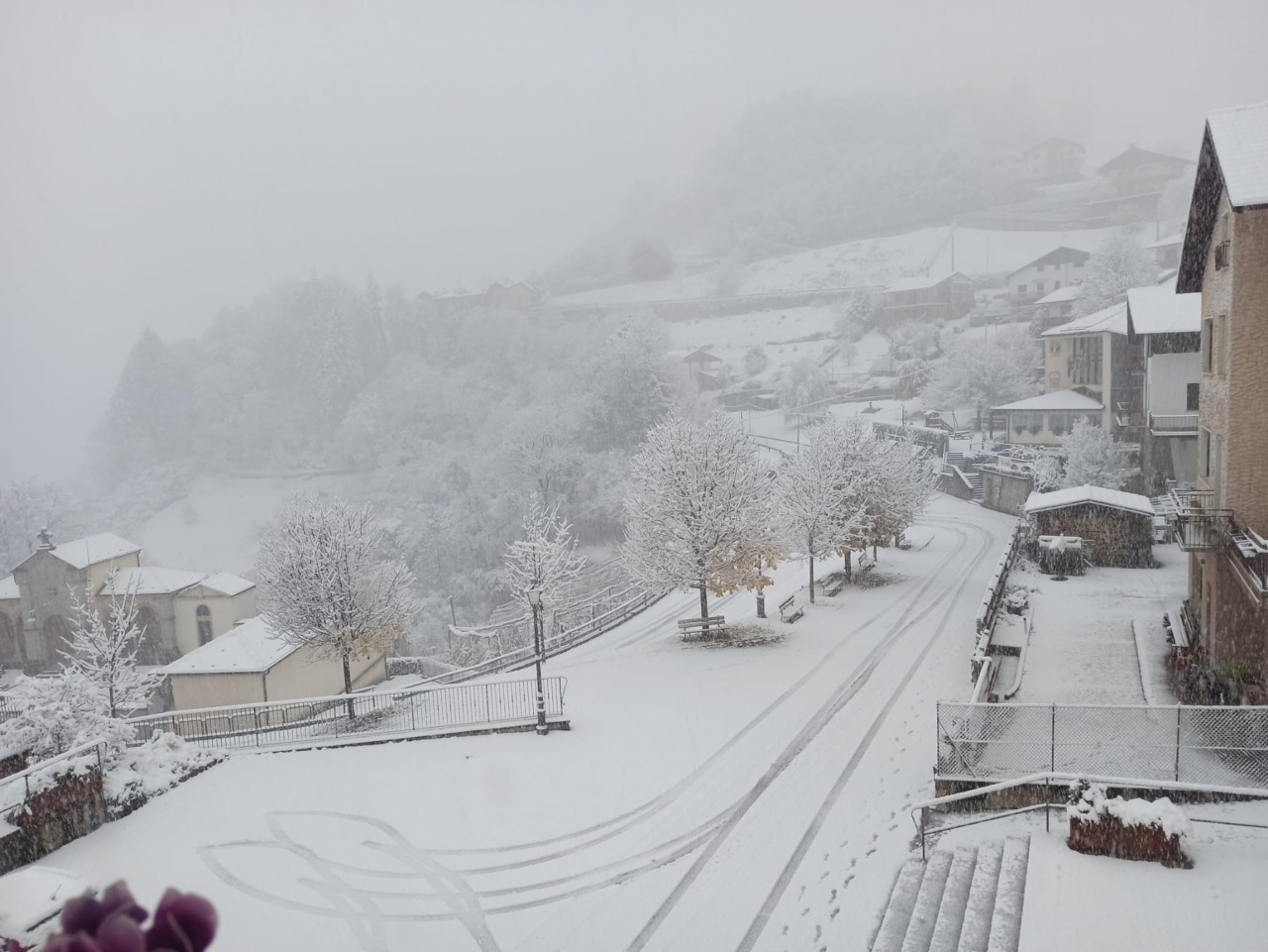 È arrivata la neve in Bergamasca, imbiancata dalle montagne alla pianura. Disagi sulle strade e per i treni