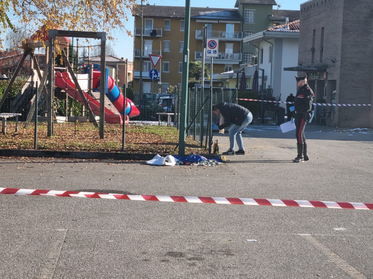 Il giallo dei due fratelli trovati incoscienti in un parcheggio a Pontida. Il maggiore è in condizioni disperate