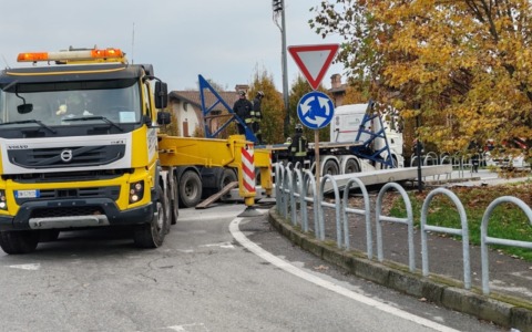 Tir perde una lastra di cemento, che finisce sulla ciclabile: per fortuna nessun ferito a Brignano