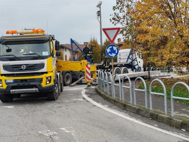 Tir perde una lastra di cemento, che finisce sulla ciclabile: per fortuna nessun ferito a Brignano