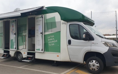 Niente più fliale della banca? A Castione arriva quella su ruote: i servizi di Intesa a bordo di un camper