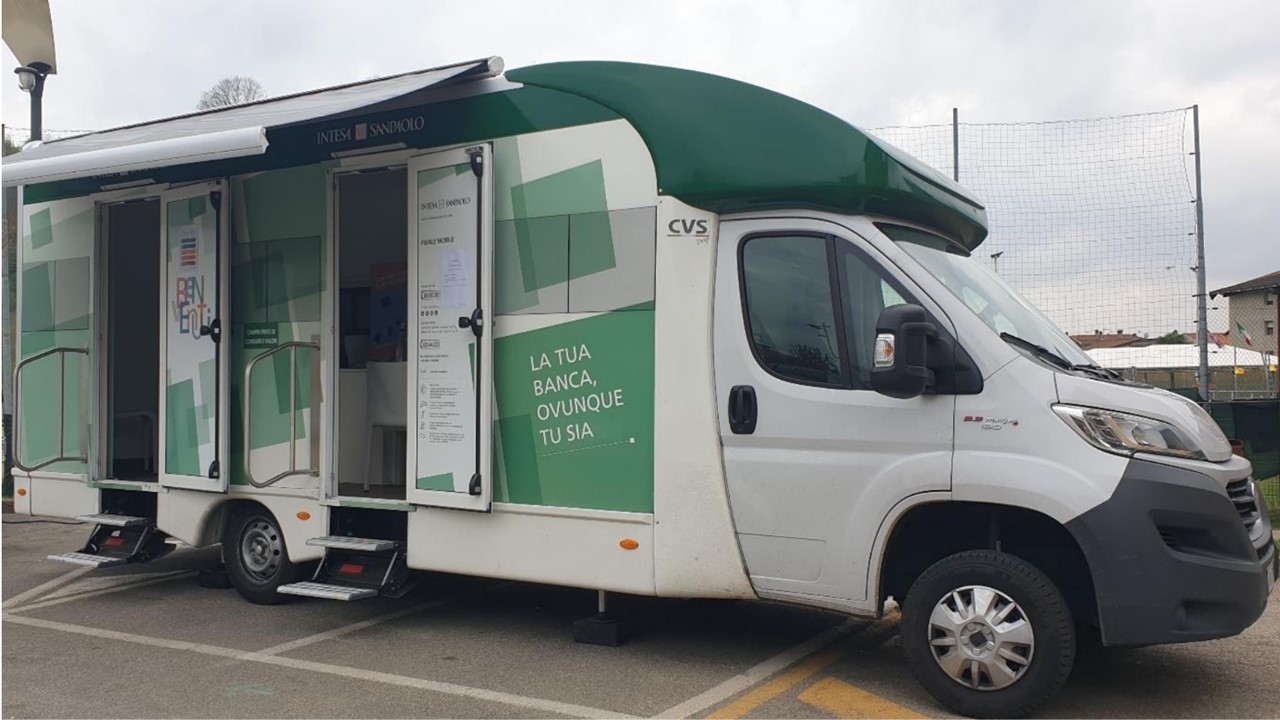 Niente più fliale della banca? A Castione arriva quella su ruote: i servizi di Intesa a bordo di un camper