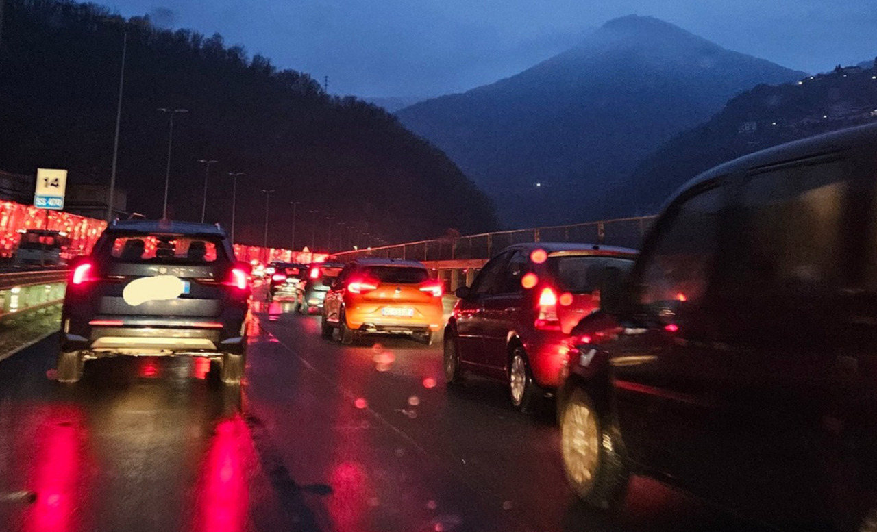 Code fin dall’alba in Val Brembana, ma l’incubo del traffico non si risolverà a breve