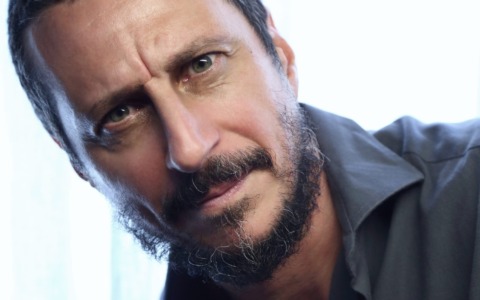 “Non hanno un dubbio”: Luca Bizzarri torna alla ChorusLife Arena con il nuovo spettacolo