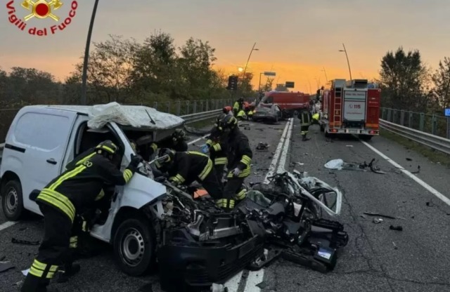 Tragedia all’alba sulla tangenziale sud: tre vittime in uno schianto tra auto e furgone