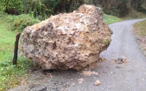 Zogno, masso da 60 quintali sulla strada: isolate venti persone