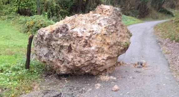 Zogno, masso da 60 quintali sulla strada: isolate venti persone