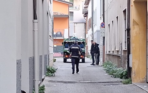 Fumo e fiamme dall’appartamento: 77enne trovato morto in casa a Caravaggio