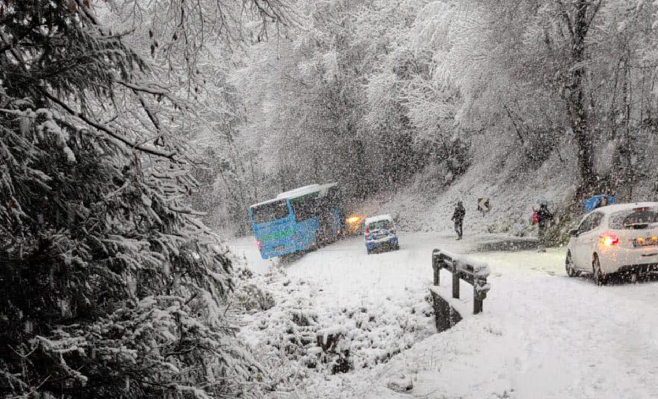 Le foto del pullman di studenti di traverso a ridosso di una scarpata in Val Serina a causa della troppa neve