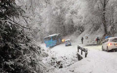 Le foto del pullman di studenti di traverso a ridosso di una scarpata in Val Serina a causa della troppa neve