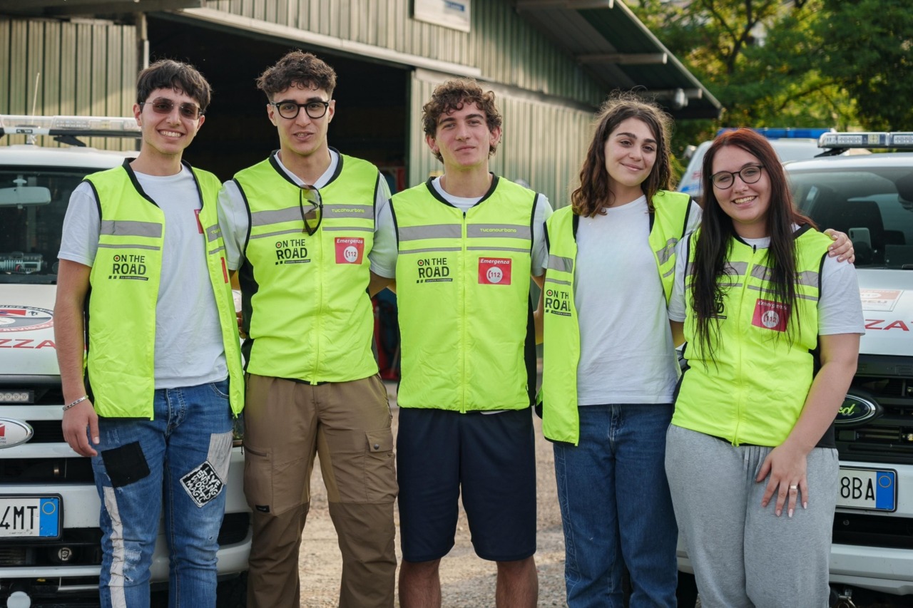 Gli studenti sospesi a scuola scendono in strada con le forze dell’ordine, il test parte da Bergamo