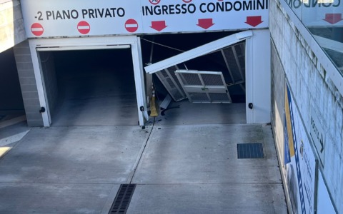 Auto sfonda il cancello del parcheggio sotterraneo in piazza Setti a Treviglio: illeso il conducente