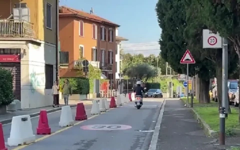 Via San Tomaso a senso unico, i residenti non ce la fanno più. Ma il Comune non fa marcia indietro