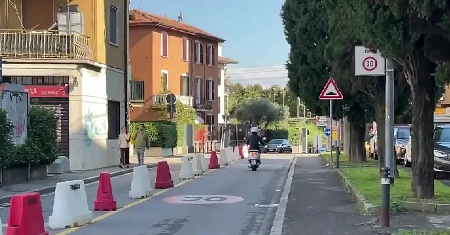 Via San Tomaso a senso unico, i residenti non ce la fanno più. Ma il Comune non fa marcia indietro