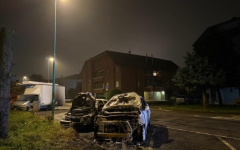 Auto incendiate a Ghisalba, arriva la confessione: «Ero ubriaco e mio fratello mi aveva risposto male»