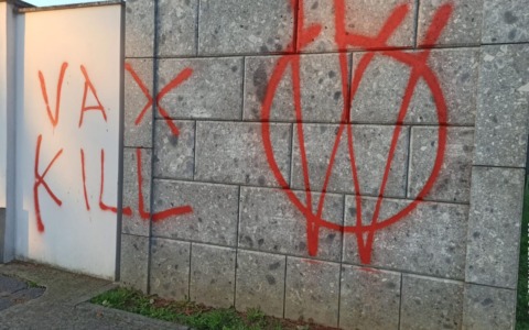 Nuovo attacco no-vax in Bergamasca: scritte in vernice rossa imbrattano il cimitero di Ghisalba