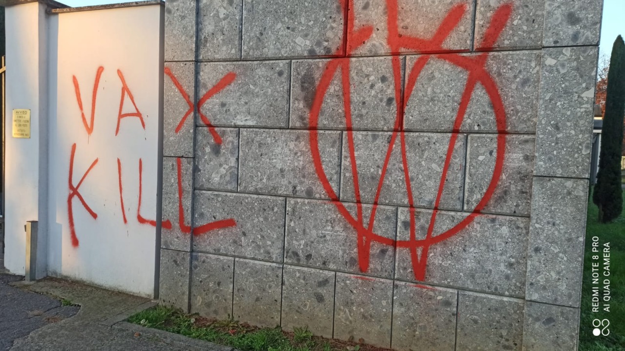Nuovo attacco no-vax in Bergamasca: scritte in vernice rossa imbrattano il cimitero di Ghisalba