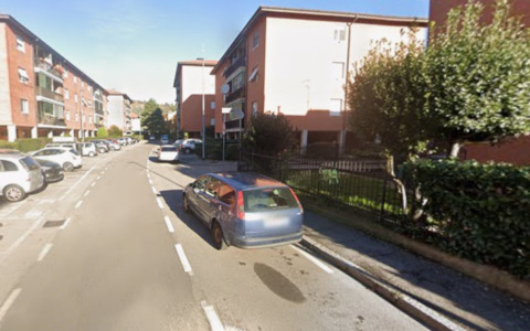 Residenti multati a Longuelo per aver parcheggiato in strada: «Ma non ci sono posteggi per noi»