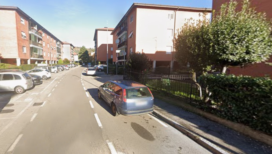 Residenti multati a Longuelo per aver parcheggiato in strada: «Ma non ci sono posteggi per noi»