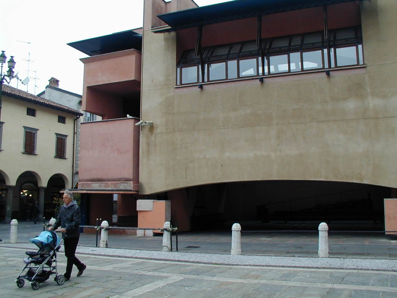 Il “mostro” della piazza di Romano ha i giorni contati: il Comune ne studia la demolizione