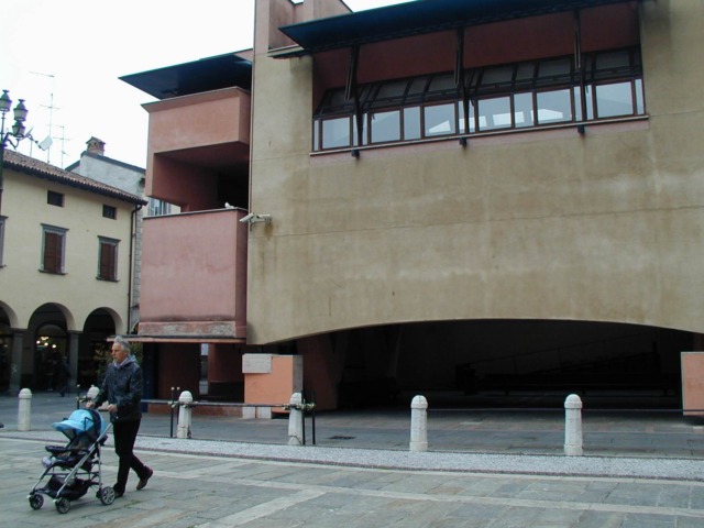 Il “mostro” della piazza di Romano ha i giorni contati: il Comune ne studia la demolizione