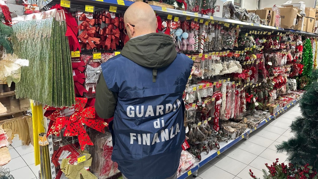 Sequestrate oltre 110 mila decorazioni natalizie non sicure dalla Guardia di Finanza