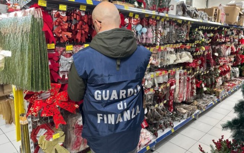 Sequestrate oltre 110 mila decorazioni natalizie non sicure dalla Guardia di Finanza
