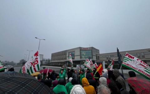 La Rotork Instruments di Orio al Serio conferma i 30 esuberi: scatta la protesta dei lavoratori ai cancelli