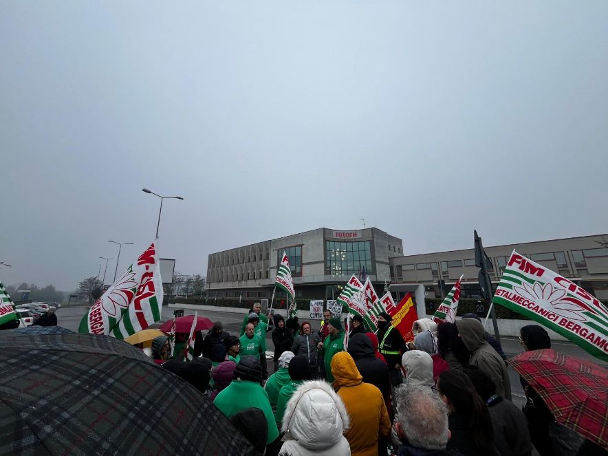 La Rotork Instruments di Orio al Serio conferma i 30 esuberi: scatta la protesta dei lavoratori ai cancelli