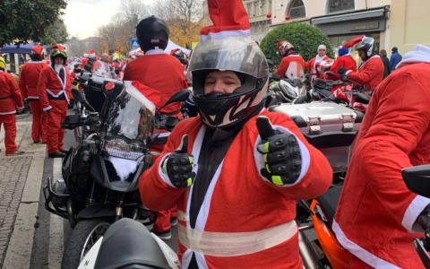 Un fiume rosso a due ruote nel centro di Bergamo: tornano i Babbo Bikers per sostenere l’autismo