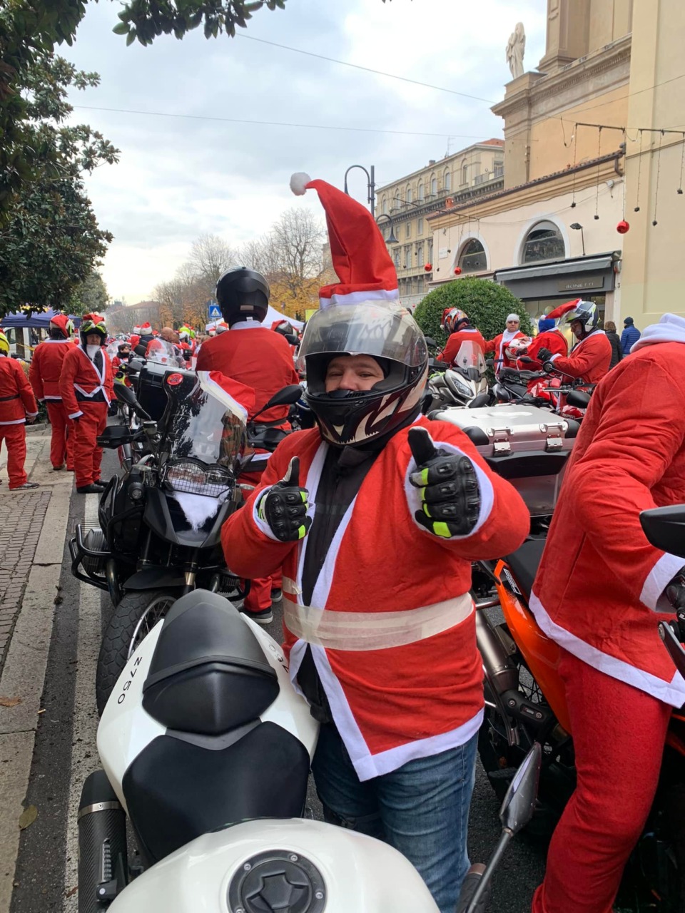 Un fiume rosso a due ruote nel centro di Bergamo: tornano i Babbo Bikers per sostenere l’autismo