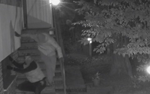 Tentano rapina in villa a Bergamo (“ballando” davanti alle telecamere), ma vengono messi in fuga