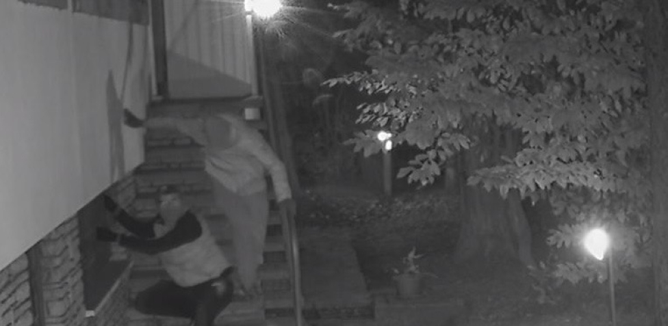 Tentano rapina in villa a Bergamo (“ballando” davanti alle telecamere), ma vengono messi in fuga