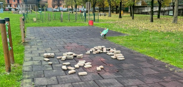 Due mesi chiuso e nessun lavoro in vista: il parco di via Maggioni a Romano resta un mistero