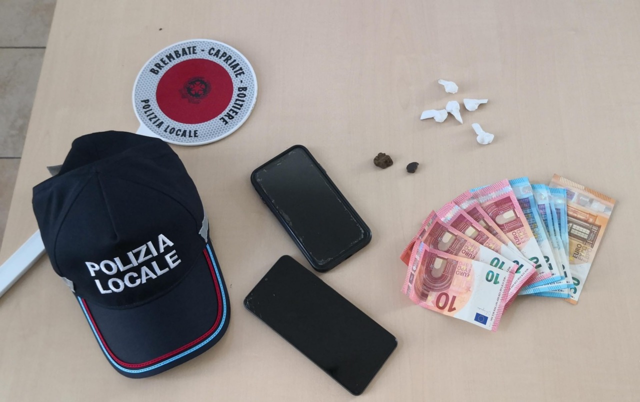 Fermato mentre spacciava a Capriate, la polizia locale gli ha dovuto restituire i soldi sequestrati