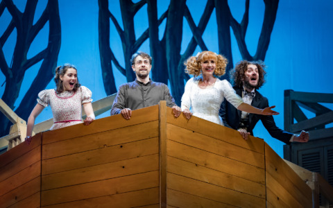 Festeggia i suoi cinquant’anni alla ChorusLife Arena: è la commedia musicale italiana “Aggiungi un posto a tavola”